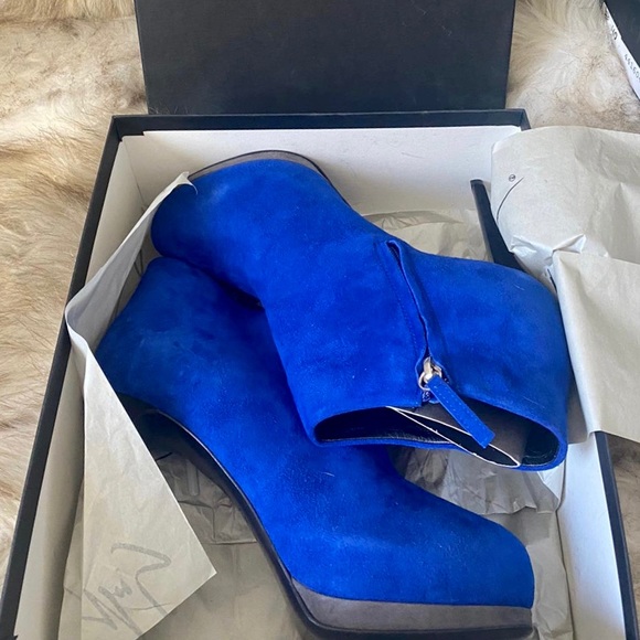 RARE 💙🖤Giuseppe Zanotti🖤💙 Suede Ankle Boot - Picture 7 of 13